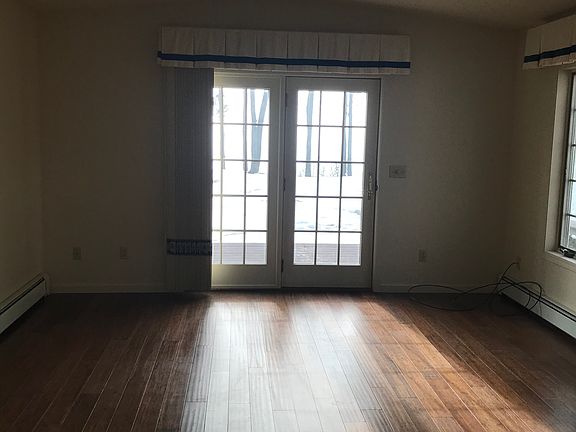 lg master bdrm - dr to Bay