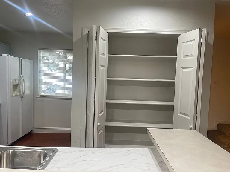 1112 Bradley Sq — Photo 7