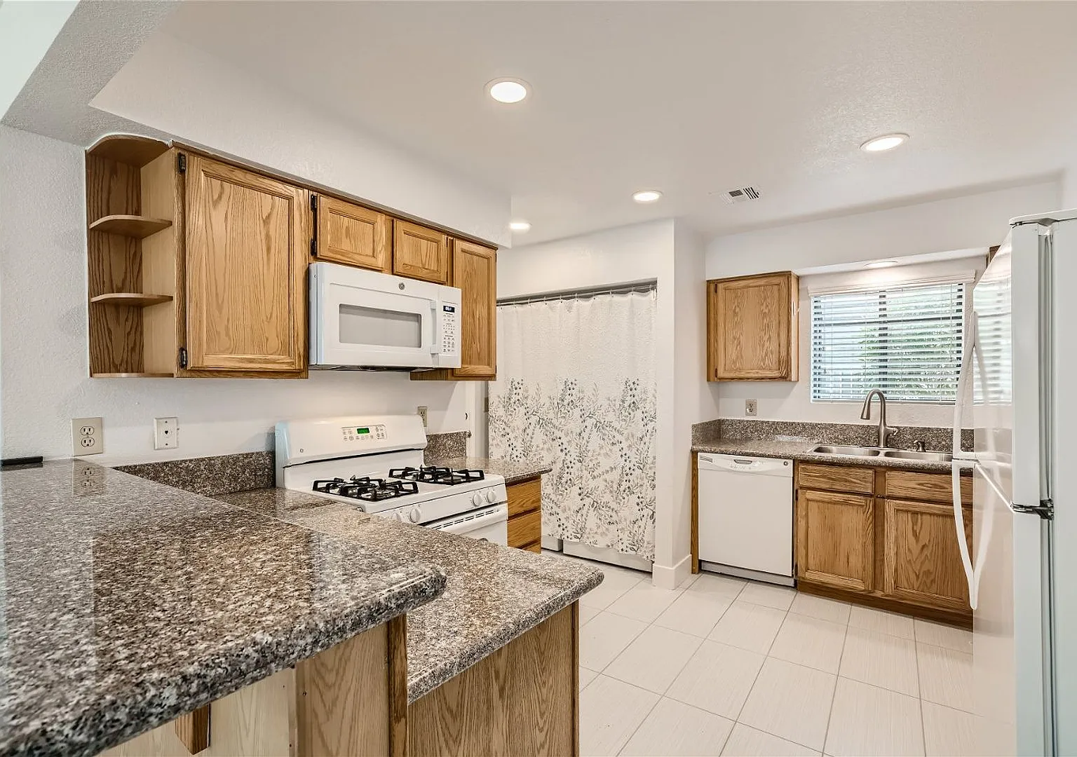Beautiful 4 Bedroom Home in Guard-Gated Los Prados! — Photo 4
