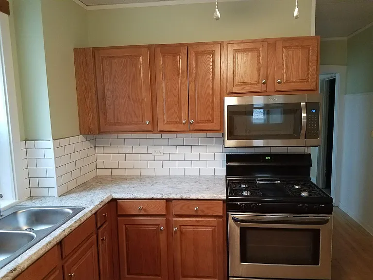 624 Elgin Ave — Photo 2