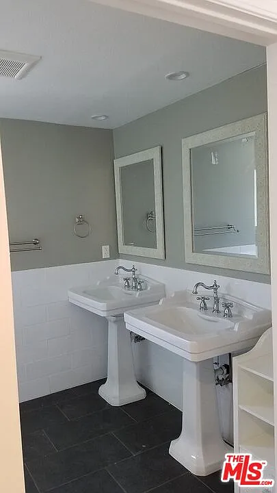 4 bed, 3.0 bath, 2317 sqft, $5,600 — Photo 3