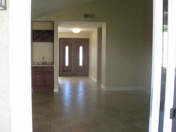Entry/Wet bar/Living room