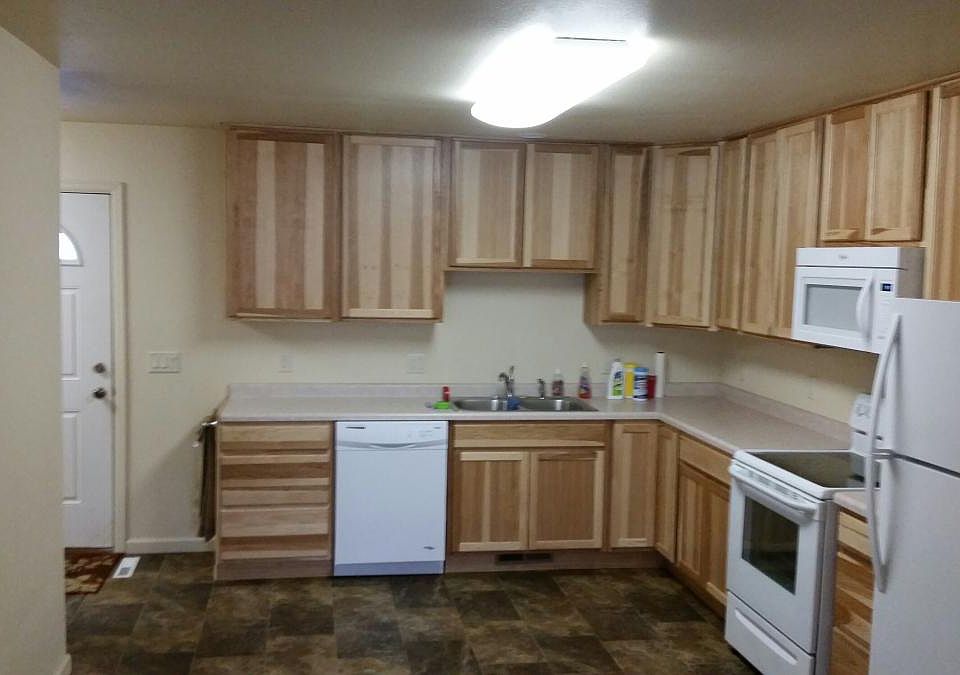 Large eat-in kitchen with hickory cabinets