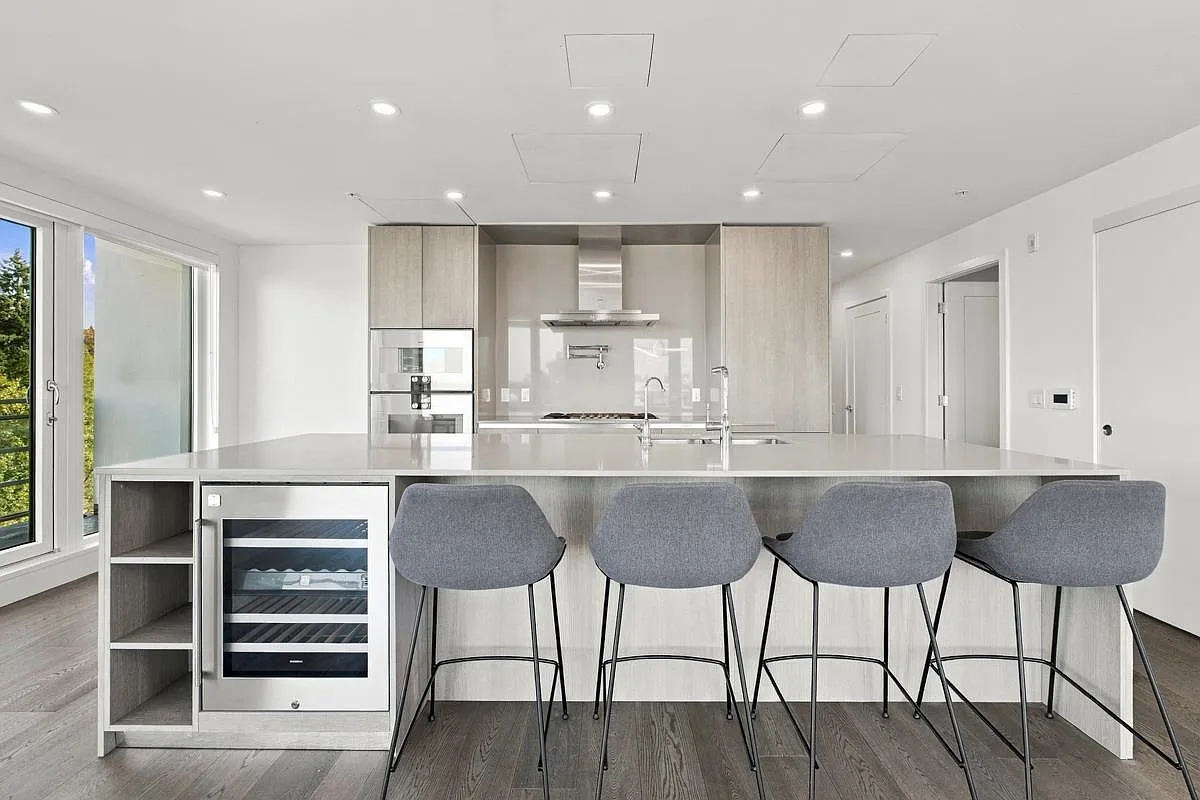 2 bed, 1211 sqft, $4,500 — Photo 3