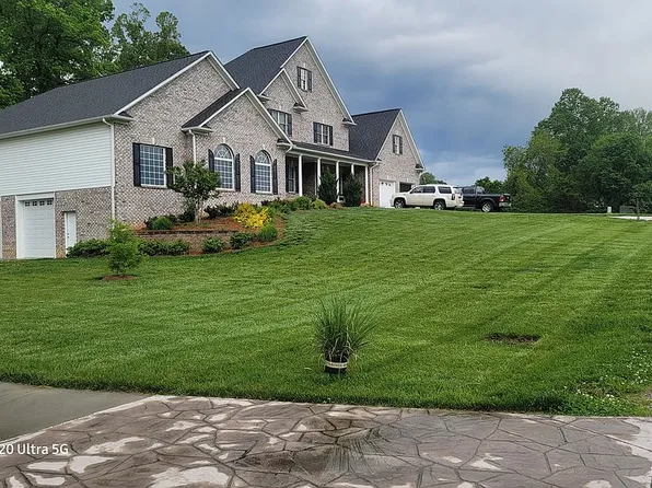 208 Chinaberry Ln, Winston Salem, NC 27107