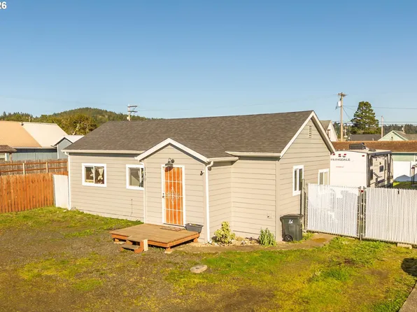 130 S 7th St, Lakeside, OR 97449