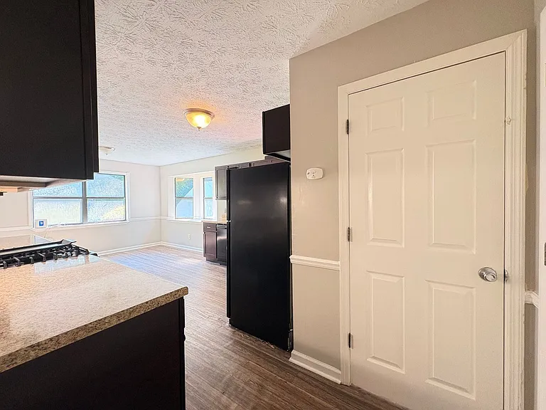 901 Locke Dr — Photo 6