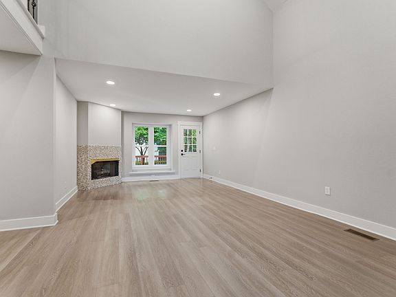 5th image of 2918 Canterbury Ct