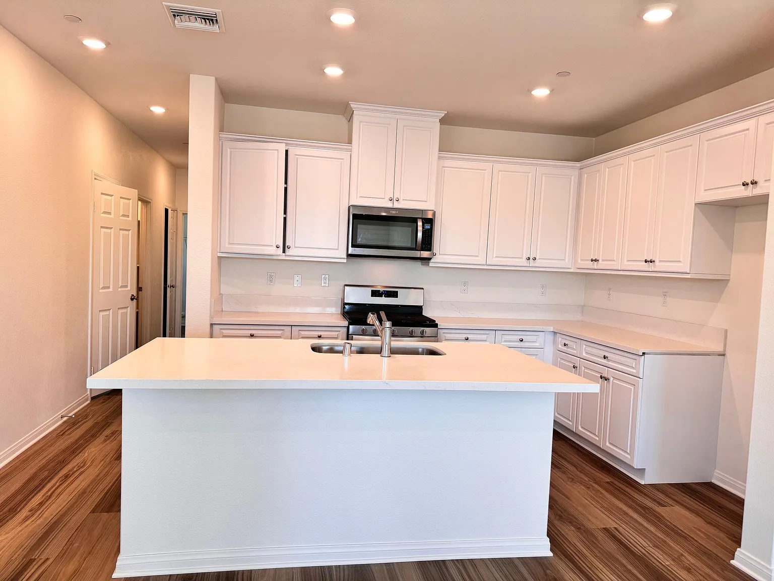 3 bed, 2.5 bath, 2051 sqft, $3,200 — Photo 4