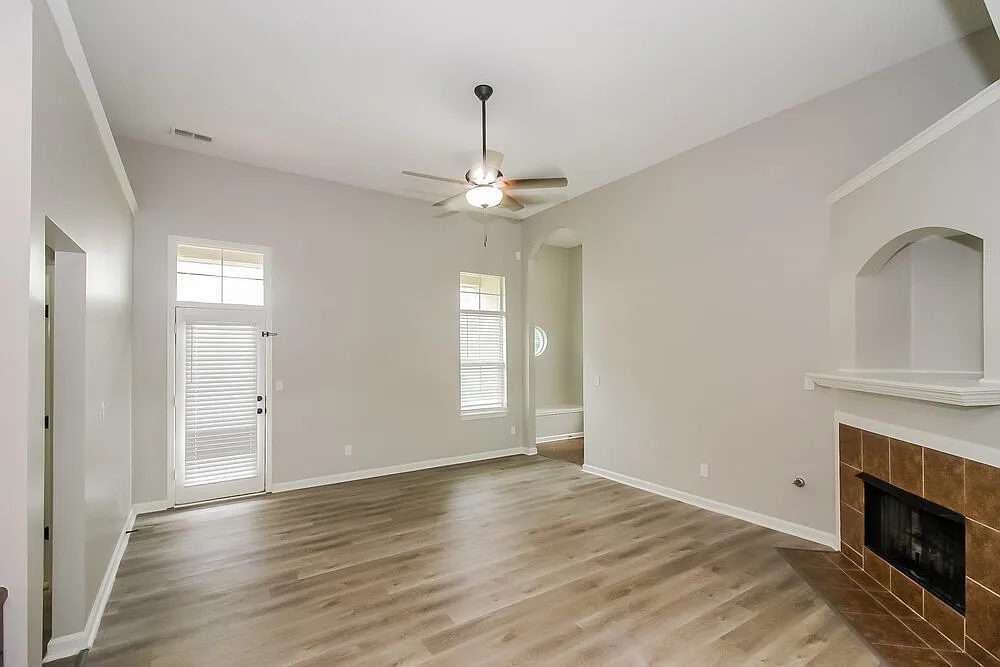 3 bed, 3.0 bath, 2054 sqft, $2,160 — Photo 3