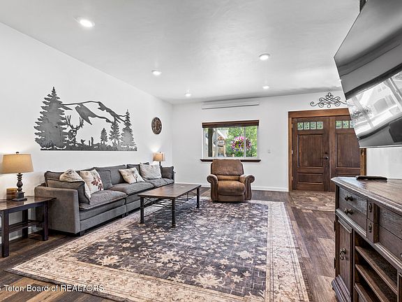 3rd image of 1185 Hardman Rd