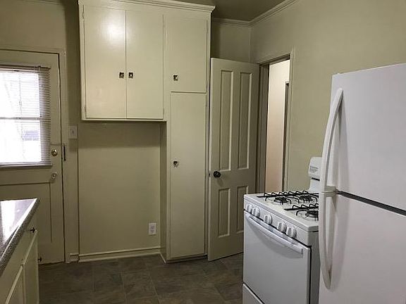 4th image of 149 S Elm Dr #C