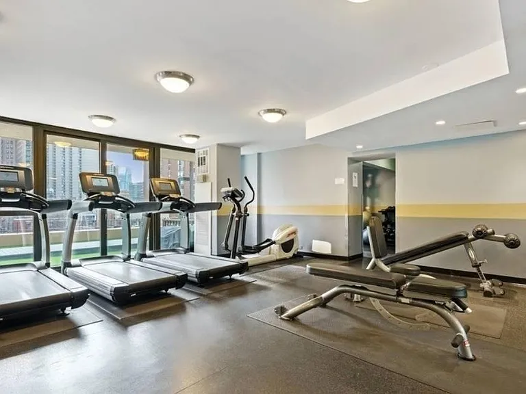 33 W Delaware Pl #13C — Photo 8