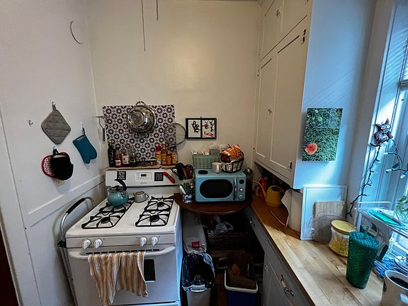 4th image of 137 Fairview Ave N APT 6
