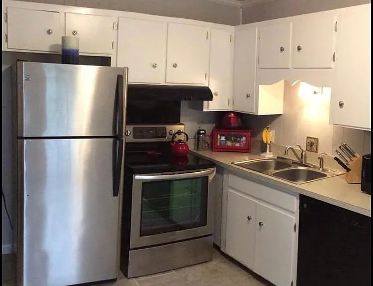 549 Maplewood Ln #B — Photo 3
