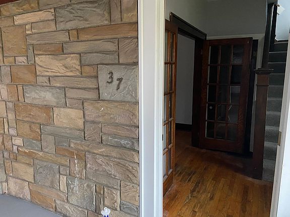 4th image of 37 Zeno St SW