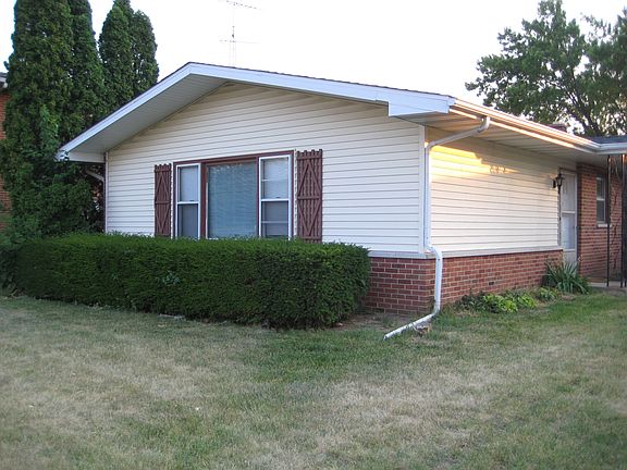 2nd image of 552 Donna Dr APT 1