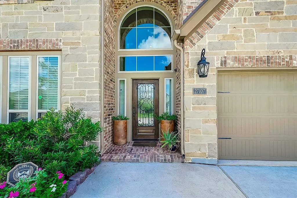 4 bed, 3.5 bath, 2930 sqft, $2,700 — Photo 2