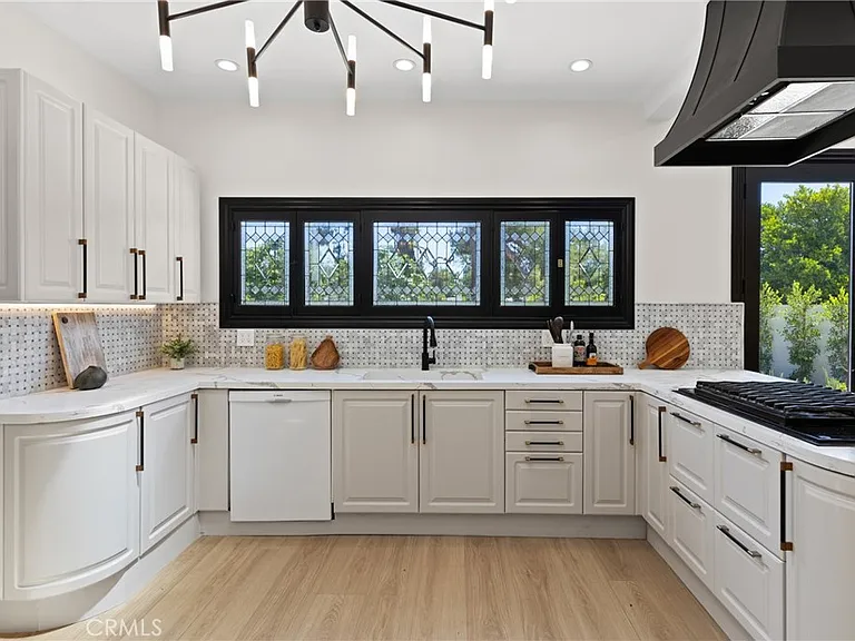 6016 N Woodlake Ave — Photo 10