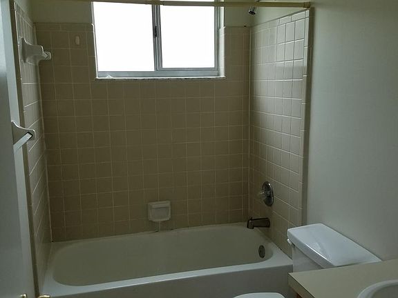 4th image of 1343 Bay Hill Blvd #B