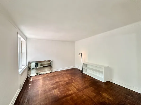 901 Avenue H 2A image 2 of 14