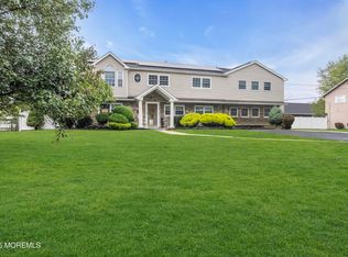 17 Yorktowne Dr, Manalapan, NJ 07726