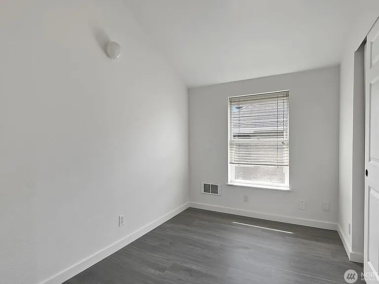 4321 9th Ave NE — Photo 10