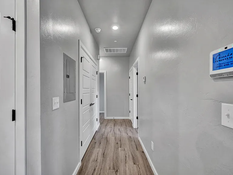 1138 N Blackwelder Ave — Photo 23