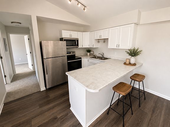 3rd image of 1030 Pond View Ct