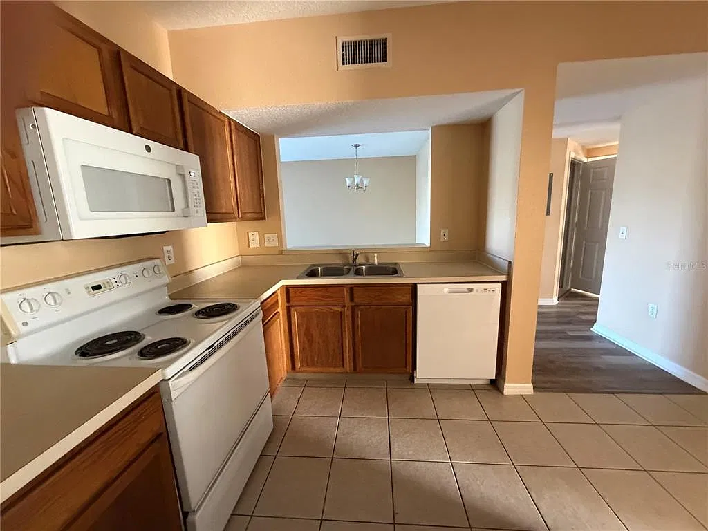 3 bed, 2.0 bath, 1151 sqft, $2,100 — Photo 4