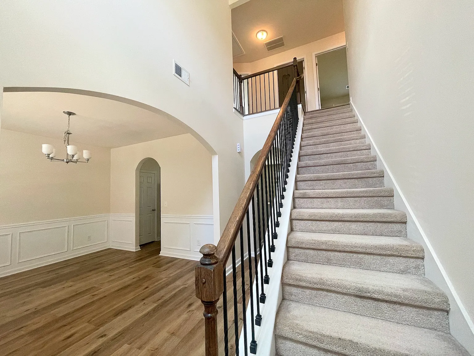 5 bed, 2638 sqft, $2,550 — Photo 2