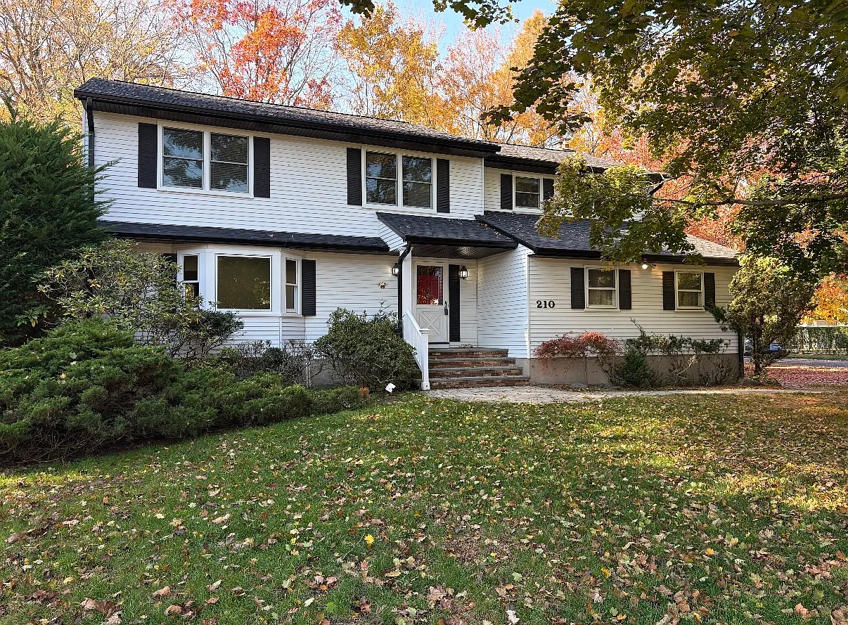 4 bed, 2900 sqft, $6,250 — Photo 2
