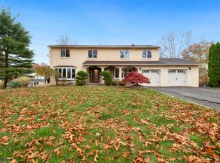 231 Lancaster Dr, Lake Hiawatha, NJ 07034