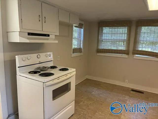 3 bed, 1.0 bath, 1310 sqft, $1,300 — Photo 2