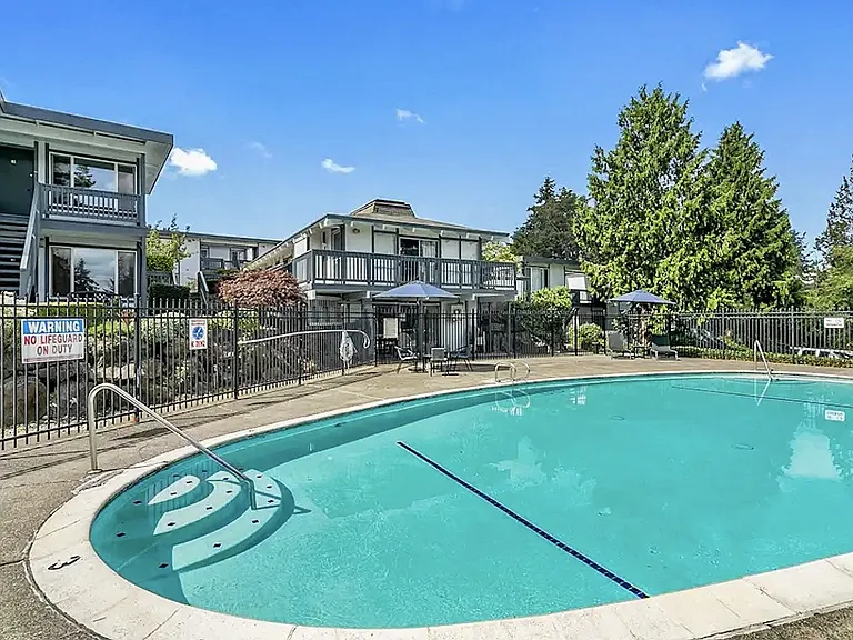 Capri Apartments — Photo 10