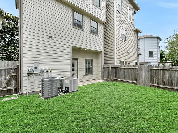 3rd image of 905 Garden Oaks Trce