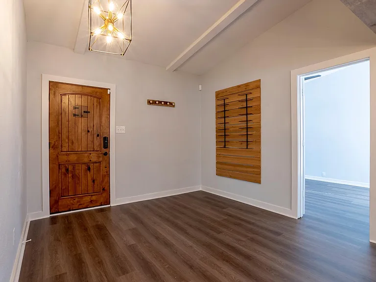 2700 Chancellor Dr — Photo 4