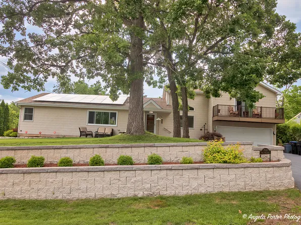 702 Broadway St, McHenry, IL 60051