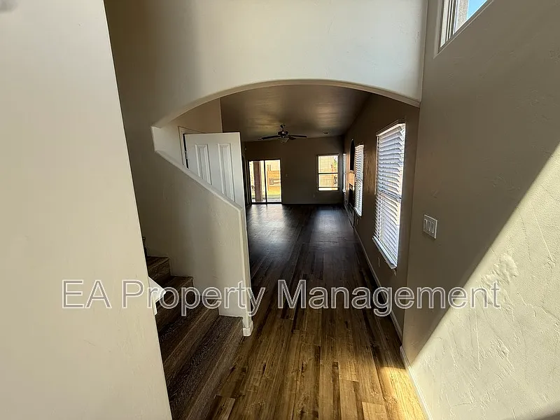 3 bed, 2.5 bath, 1800 sqft, $2,145 — Photo 4