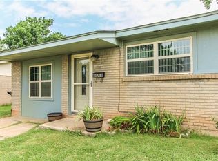 621 SW 15th St, Moore, OK 73160