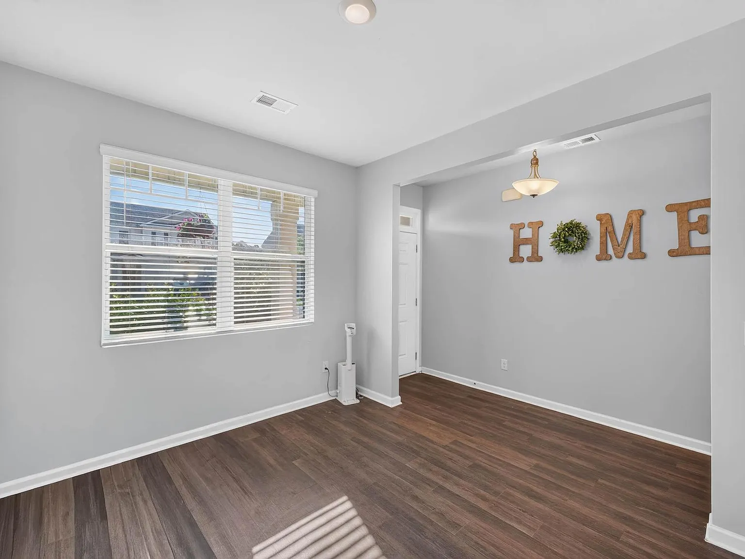 4 bed, 2.5 bath, 1991 sqft, $2,200 — Photo 4