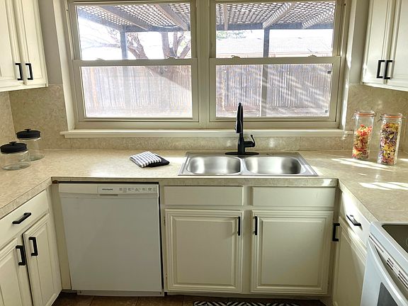 5th image of 2801 Mesa Dr