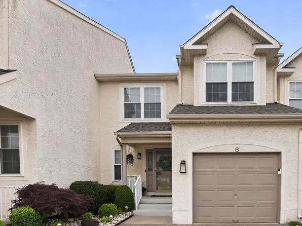 8 Heron Pointe Ct, Marlton, NJ 08053