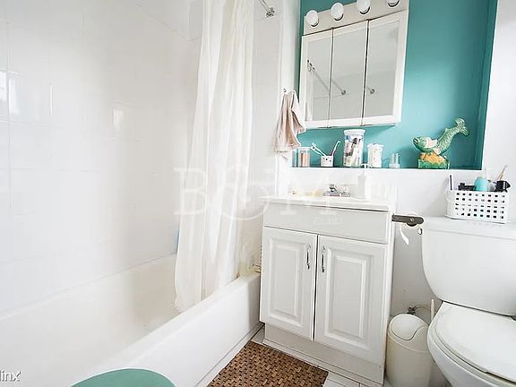 2nd image of 941 Pacific St #2