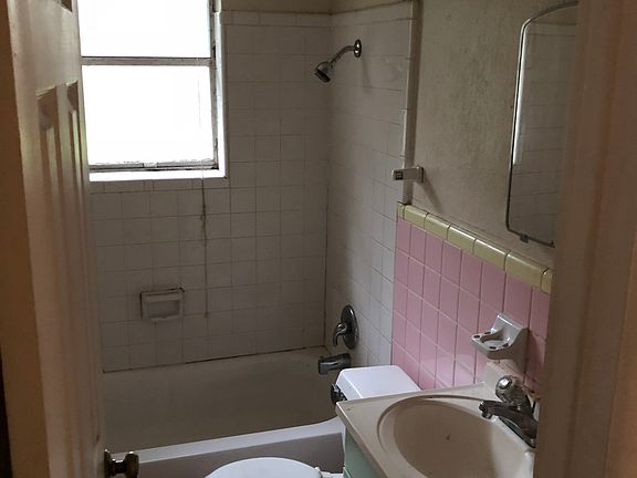 5th image of 338 Royal Ave