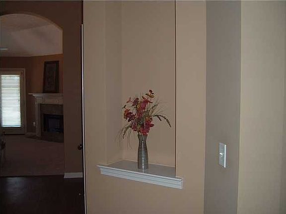 5th image of 812 Charlemont Ln