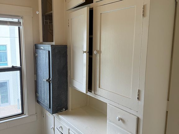 5th image of 1907 Center St #11