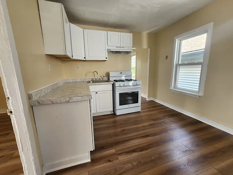 220 Pine St #2 — Photo 2