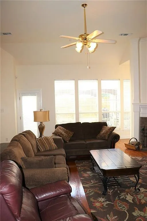 Spacious 4 bedroom home in Murphy! — Photo 3