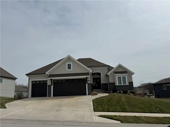 5765 NW Barn Hill Rd, Parkville, MO 64152